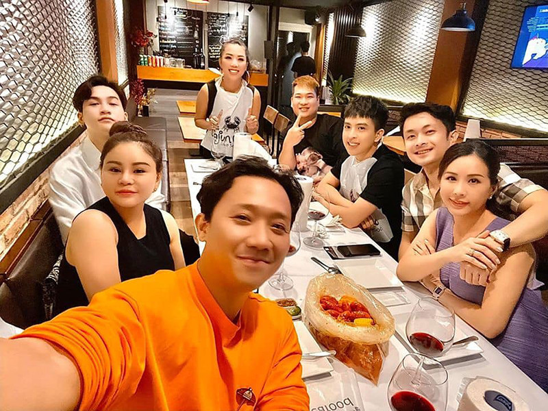 Cặp đôi dính như hình với bóng.