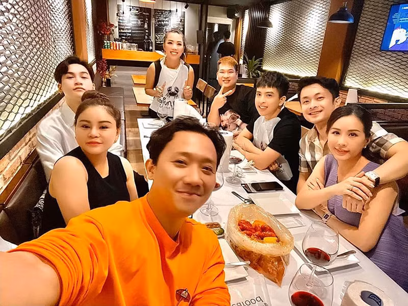 Cặp đôi dính như hình với bóng.