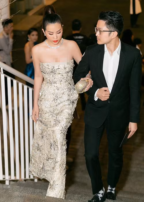 Gia đình Trí Tống lúc đầu phản đối mạnh mẽ mối quan hệ của cặp đôi. Trên Tri thức trẻ, Thu Hoài tiết lộ mẹ Trí Tống gay gắt hỏi tại sao lại yêu một người phụ nữ vừa lớn tuổi lại còn nuôi 3 đứa con một mình như Thu Hoài.