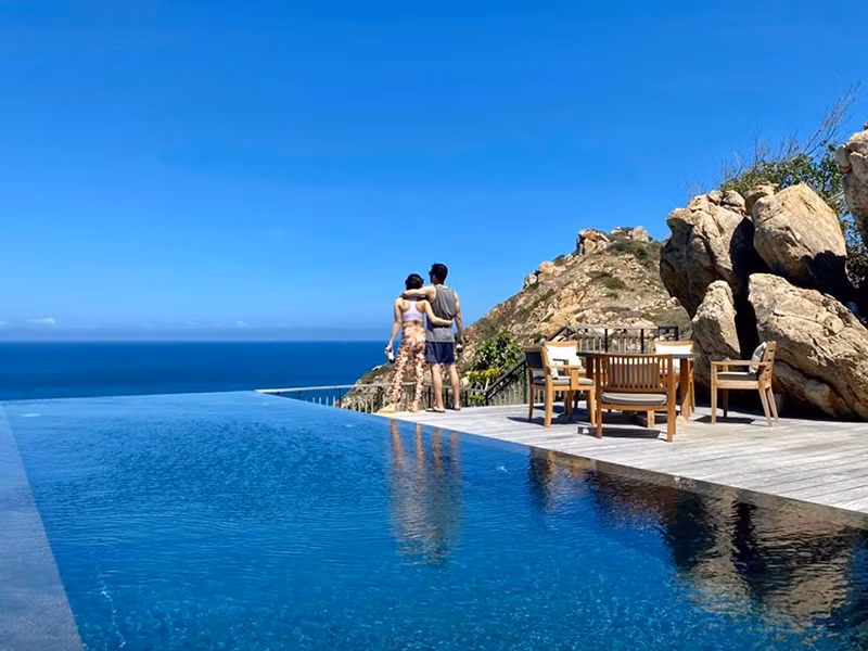 Mới đây, Thu Hoài trở thành tâm điểm của dư luận khi có thông tin Thanh tra Sở Y tế TP HCM ra quyết định xử phạt hành chính 35 triệu đồng đối với Công ty Cổ phần Khơ Thị Skincare &amp; Clinic (Viện thẩm mỹ Khơ Thị) do Thu Hoài làm giám đốc, về hành vi quảng cáo bừa, quảng cáo chưa được cơ quan nhà nước có thẩm quyền xác nhận nội dung.