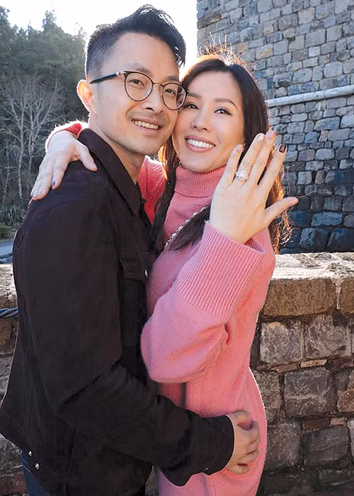 Sau khi được cầu hôn, Hoa hậu Thu Hoài ký hợp đồng hôn nhân với Trí Tống.