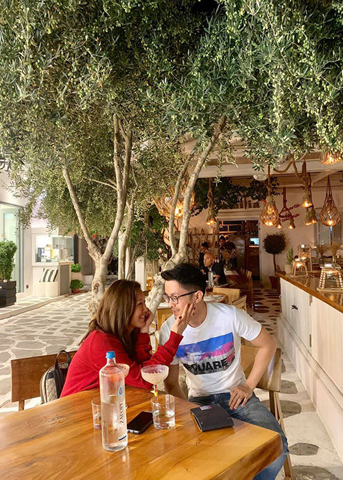 Vì vậy, nữ doanh nhân đề nghị nên thay điều khoản bị phạt 2 triệu USD bằng điều khoản mọi cuộc tranh cãi dù đùa vui hay thật sự nên được kết thúc bởi một cái hôn ngọt ngào.