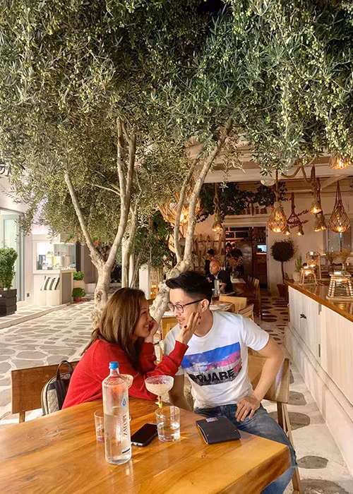 Vì vậy, nữ doanh nhân đề nghị nên thay điều khoản bị phạt 2 triệu USD bằng điều khoản mọi cuộc tranh cãi dù đùa vui hay thật sự nên được kết thúc bởi một cái hôn ngọt ngào.