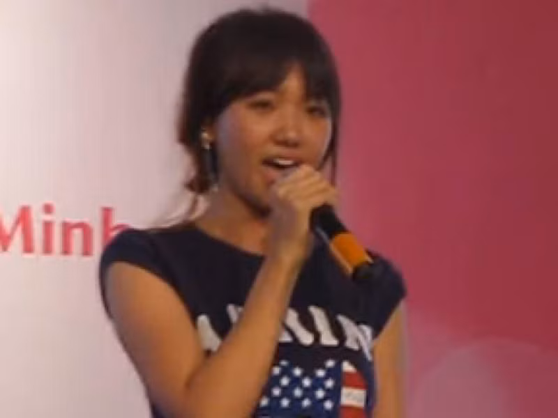 Lớn lên, Hari Won nỗ lực kiếm tiền, không phụ thuộc vào gia đình hay bạn trai. Lúc mới về Việt Nam, nữ ca sĩ đi làm thông dịch viên cho các công ty của Hàn Quốc. Ảnh: Khám phá