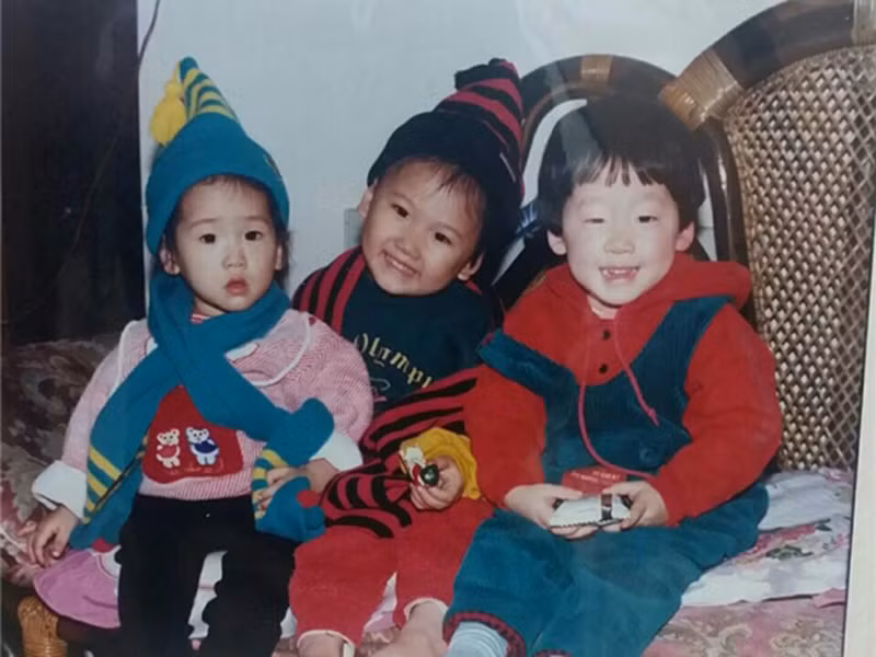 Ngày còn bé, điều kiện gia đình khá khó khăn nên nữ ca sĩ phải đi làm thêm phát tờ rơi từ khi học lớp 5.