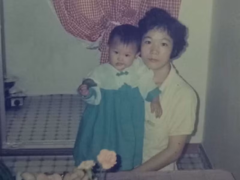 Theo Dân Việt, nhà Hari Won không có thức ăn gì khác ngoài cơm với trứng gà, kim chi. Rất lâu sau này, cô mới được ăn thịt heo và thường phải chia nhỏ để ăn.