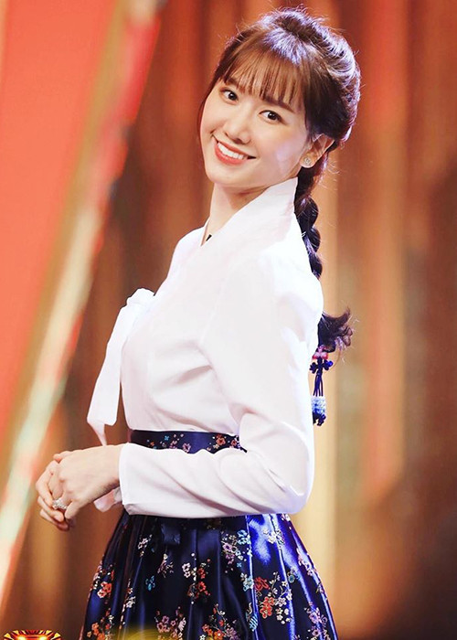 Năm 2015, chia sẻ trên Zing, Hari Won cho biết, cát-sê bộ phim đầu tay của cô là 50 triệu, còn trong hợp đồng phim mới nhất con số này tăng 10 lần.