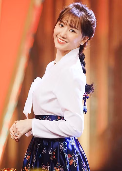 Năm 2015, chia sẻ trên Zing, Hari Won cho biết, cát-sê bộ phim đầu tay của cô là 50 triệu, còn trong hợp đồng phim mới nhất con số này tăng 10 lần.