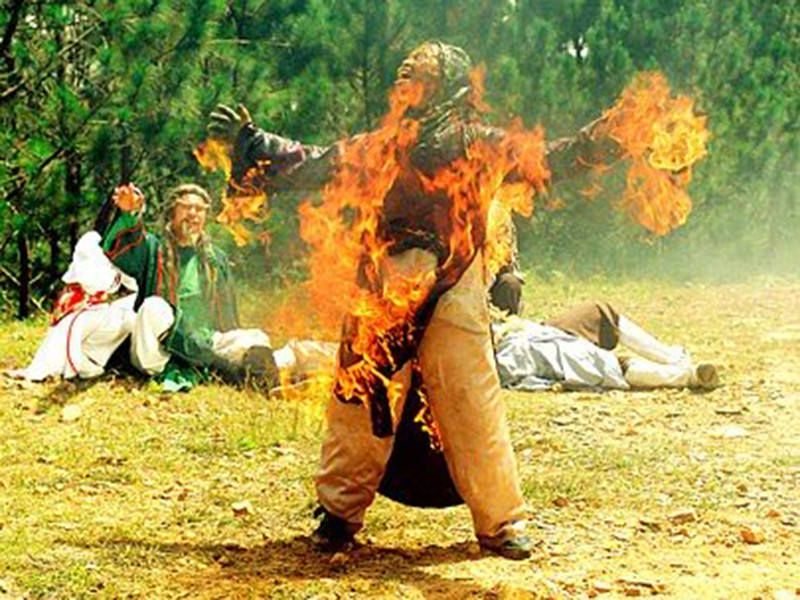 Khi tham gia một bộ phim cổ trang quay tại Đà Lạt, dễn viên đóng thế Lữ Đắc Long đóng cảnh nhân vật bị bốc cháy. Không may, lửa táp ngược vào mặt anh do gặp gió từ dưới đồi thổi mạnh. May mắn, Lữ Đắc Long chỉ bị bỏng nhẹ. Ảnh: Dân Việt