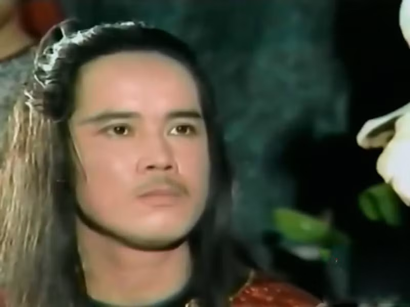 Năm 1995, khi quay “Thạch Sanh”, diễn viên Công Hậu bị kẹt trong căn phòng bị khóa trong lúc phim trường bốc cháy. Rất may, lúc đó có một bé gái chơi lò cò gần đấy và nghe tiếng kêu cứu. Sau đó, nam diễn viên được giải cứu. Ảnh: Zing