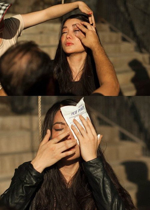 Trường Ngọc Ánh từng lo lắng và sợ hãi sẽ bị hỏng một bên mắt khi bị bạn diễn vô tình đánh trúng vào mắt trong cảnh quay bị xã hội đen tra tấn của phim “Truy sát”. “Lúc đó mắt tôi sưng to và không nhìn thấy. Tôi sợ hãi và lo lắng mình sẽ bị hỏng mất một bên mắt. Tuy nhiên, sau nhiều giờ nghỉ ngơi và được bác sỹ chăm sóc thì bớt sưng và nhìn thấy được”, bà mẹ một con cho biết. Ảnh: Dân Việt