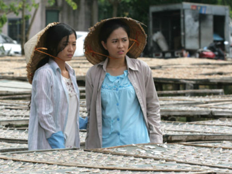 Oanh Kiều (trái) cũng suýt chết đuối khi quay phim. Sự cố diễn ra khi nữ diễn viên đóng phim “Tâm bão”. Lúc đó, biển hơi động nên cô không may bị sóng cuốn ngã xuống. Đoàn làm phim lại tưởng Oanh Kiều nhập vai nên vẫn ghi hình. Sau 3 lần hụt chân, Oanh Kiều nhìn vào máy quay kêu cứu. Nhiều năm sau, mỗi khi nhắc lại, Oanh Kiều vẫn còn cảm thấy sợ. Ảnh: VTV