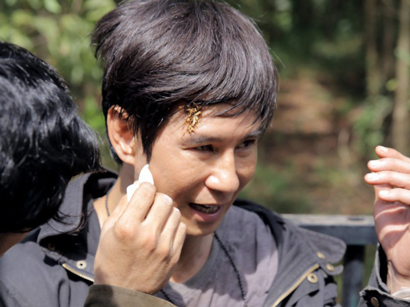 Tự đóng cảnh hành động giống Ngô Thanh Vân, Lý Hải từng liên tục đổ máu trên phim trường “Lật mặt 2”. Chia sẻ trên Pháp luật TP HCM, anh cho biết ba lần “sứt đầu mẻ trán” đều là khi đang thực hiện pha hành động đánh võ. Lần khâu năm mũi ở trán là do pha hành động trên xe, Lý Hải đã ngã đập đầu vào máy quay phim. Ảnh: Pháp luật TP HCM