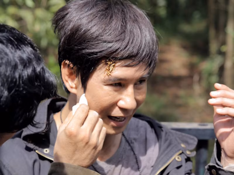 Tự đóng cảnh hành động giống Ngô Thanh Vân, Lý Hải từng liên tục đổ máu trên phim trường “Lật mặt 2”. Chia sẻ trên Pháp luật TP HCM, anh cho biết ba lần “sứt đầu mẻ trán” đều là khi đang thực hiện pha hành động đánh võ. Lần khâu năm mũi ở trán là do pha hành động trên xe, Lý Hải đã ngã đập đầu vào máy quay phim. Ảnh: Pháp luật TP HCM