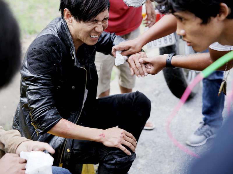 Cũng trên xe tải đang di chuyển trong phim “Lật mặt 2”, Lý Hải thực hiện cảnh hành động khiến nam ca sĩ gặp chấn thương ở cổ tay. Tiếp đó, khi thực hiện cảnh quay nhảy từ lầu 4 của một tòa nhà xuống đất để giải cứu một em bé, Lý Hải tiếp đất sai tư thế nên bị chấn thương cột sống phải nhập viện. Hàng loạt tai nạn phim trường của Lý Hải khiến vợ con của anh rất lo lắng. Ảnh: Pháp luật TP HCM