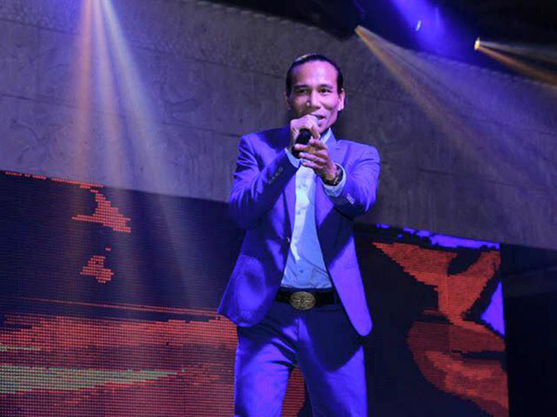 Hồ Phàm vốn là học trò cưng của nhạc sĩ An Thuyên. Anh từng tốt nghiệp trường Đại học Văn hóa Nghệ thuật Quân đội và tham gia Sao Mai 2005. Ngoài ra, Hồ Phàm từng đóng phim “Những đứa con biệt động Sài Gòn phần 2”.