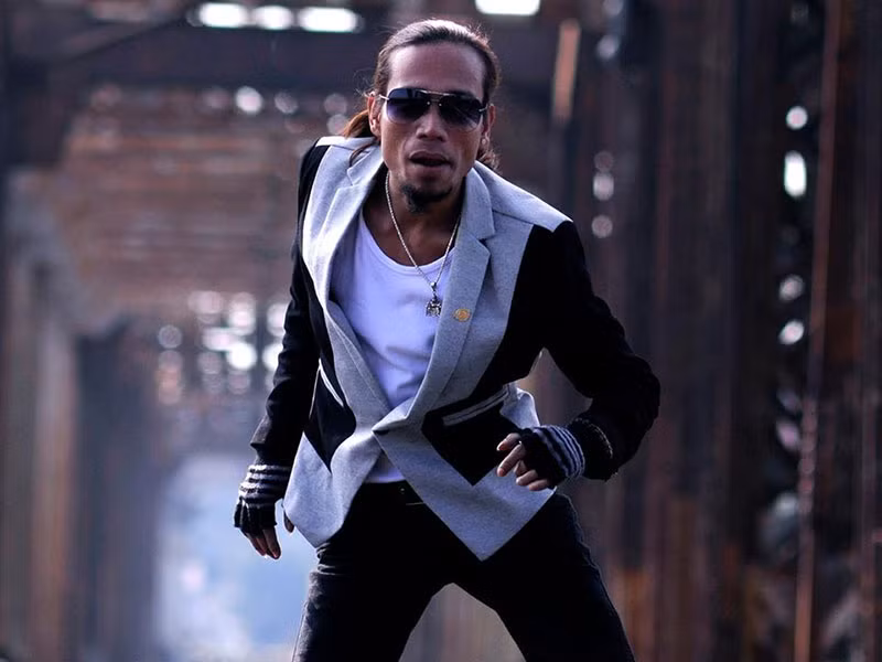 Còn theo lời của ca sĩ Ploong Thiết, do ảnh hưởng của dịch COVID-19, không có việc làm nên Hồ Phàm không có tiền đóng tiền thuê nhà trọ, đành phải xin ở nhờ nhà vợ chồng gia đình một người quen biết cùng quê.