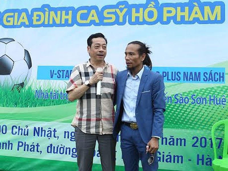 Khi biết hoàn cảnh của vợ chồng Hồ Phàm, giới nghệ sĩ Hà Nội đã tổ chức trận giao hữu bóng đá để gây quỹ từ thiện. Tuy nhiên căn bệnh quái ác đã khiến vợ Hồ Tràm qua đời, để lại cậu con trai còn quá nhỏ. Ảnh: Giao thông Mời quý độc giả xem video "Sao Việt và những lần cạch mặt nhau vì “cà khịa”. Nguồn VTC Now