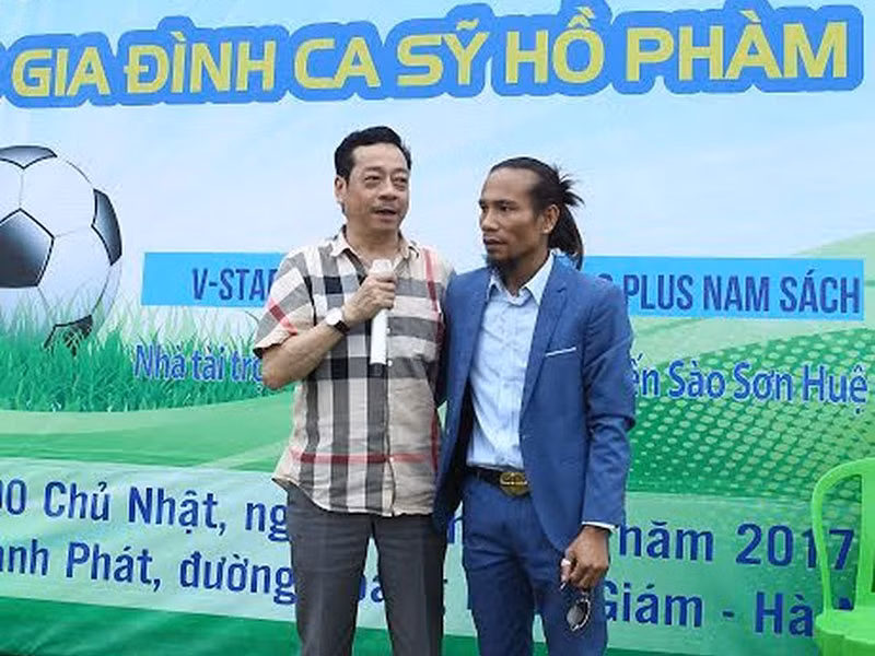 Khi biết hoàn cảnh của vợ chồng Hồ Phàm, giới nghệ sĩ Hà Nội đã tổ chức trận giao hữu bóng đá để gây quỹ từ thiện. Tuy nhiên căn bệnh quái ác đã khiến vợ Hồ Tràm qua đời, để lại cậu con trai còn quá nhỏ. Ảnh: Giao thông Mời quý độc giả xem video "Sao Việt và những lần cạch mặt nhau vì “cà khịa”. Nguồn VTC Now