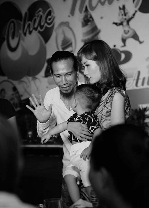 Năm 2016, vợ của ca sĩ Hồ Phàm bị ung thư giai đoạn 2. Mặc dù nam ca sĩ đã cố gắng chạy show, đi hát các nơi nhưng số tiền cát sê không đủ để thanh toán 40 triệu viện phí ban đầu. Ảnh: Ngôi sao