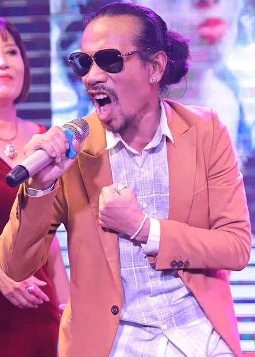 Trên trang cá nhân, Bùi Xuân Nghĩa - em trai của danh hài Xuân Hinh kêu gọi mọi người giúp đỡ ca sĩ Hồ Phàm. “Mong cả nhà giúp đỡ. Hồ Phàm bị tai nạn thủng phổi hiện đang được phẫu thuật, gia cảnh vô cùng khó khăn”, Xuân Nghĩa viết. Ảnh: Dân Việt