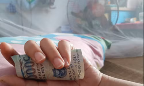 Con ngu say, nguoi cha am tham lam 1 viec cam dong roi nuoc mat