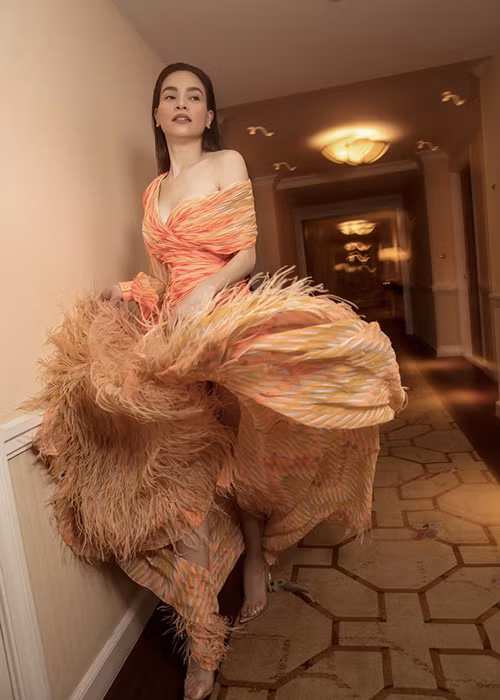 Nguồn tin thân cận cho biết, dù hay mệt mỏi do ốm nghén nhưng Hà Hồ vẫn cố gắng làm việc.