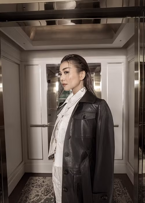 “Hai nàng gắn bó với tôi đã một thời gian dài, là đồng nghiệp, là bạn và là người em, nên tại những thời khắc quan trọng trong sự nghiệp, hai nàng luôn là người đầu tiên tôi nghĩ đến”, Nguyễn Công Trí chia sẻ.