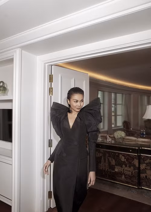 Thanh Hằng xuất hiện đầy thần thái không kém cạnh Hà Hồ trong bộ ảnh trên tạp chí Vogue.