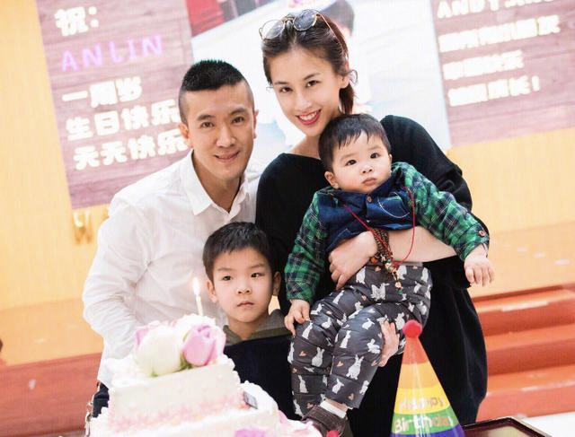 Sau vô số những thăng trầm đã trải qua, Huỳnh Thánh Y ở tuổi 37 đã có được cuộc sống gia đình giàu sang, êm ấm bên Dương Tử và 2 cậu con trai thông minh, đáng yêu. Nữ diễn viên hiện là bà chủ của một công ty truyền thông lớn và sống sung túc, giàu có với khối gia sản kếch xù của chồng.