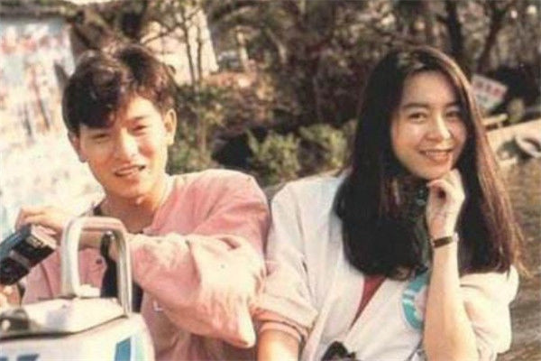 Thập niên 1980, Lưu Đức Hoa gặp gỡ và hẹn hò với tiểu thư người Malaysia Chu Lệ Thiên. Cả hai bí mật đăng ký kết hôn năm 2008, nhưng mãi đến khi hình ảnh Thiên vương Hong Kong chịu tang cha vợ được truyền thông đăng tải, anh mới lên tiếng xác nhận cuộc hôn nhân với Chu Lệ Thiên. Lưu Đức Hoa thừa nhận giấu chuyện kết hôn vì muốn tập trung cho sự nghiệp. Anh luôn biết ơn Chu Lệ Thiên vì sự thiệt thòi khi không được công khai danh phận.