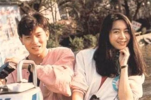 Thập niên 1980, Lưu Đức Hoa gặp gỡ và hẹn hò với tiểu thư người Malaysia Chu Lệ Thiên. Cả hai bí mật đăng ký kết hôn năm 2008, nhưng mãi đến khi hình ảnh Thiên vương Hong Kong chịu tang cha vợ được truyền thông đăng tải, anh mới lên tiếng xác nhận cuộc hôn nhân với Chu Lệ Thiên. Lưu Đức Hoa thừa nhận giấu chuyện kết hôn vì muốn tập trung cho sự nghiệp. Anh luôn biết ơn Chu Lệ Thiên vì sự thiệt thòi khi không được công khai danh phận.