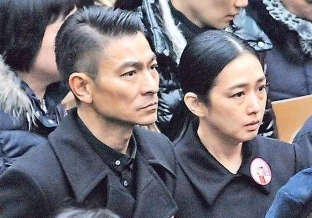 Tin tức này lập tức gây chấn động dư luận châu Á bởi trong suốt 28 năm, Lưu Đức Hoa luôn tâm sự mình là người đàn ông độc thân và hy vọng sớm lập gia đình. Khi đó, sự nghiệp của nam nghệ sĩ cũng vì chuyện hôn nhân đại sự mà ảnh hưởng không ít, hình ảnh mất điểm trầm trọng. Hiện tại, Lưu Đức Hoa và Chu Lệ Thiên có tổ ấm hạnh phúc, giàu có cùng cô con gái Hanna. Anh được xếp vào nhóm người chồng người cha mẫu mực, yêu vợ thương con bậc nhất showbiz Hoa ngữ.