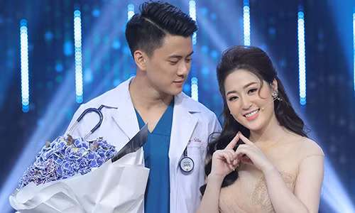 Trai dep “Nguoi ay la ai” bi nghi lo nu chinh, noi doi