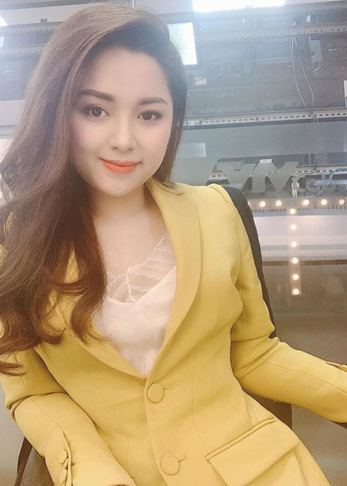 Trong 2 năm qua, Diệu Linh vừa điều trị bệnh vừa làm việc tại đài, đồng thời kinh doanh online để kiếm thêm thu nhập.