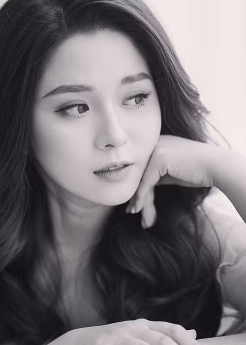 Khi sức khỏe có vấn đề, Diệu Linh chịu đựng một mình hoặc tâm sự với người bạn thật thân. “Tôi lấy lại tinh thần khá nhanh và quyết tâm sống chung, chiến đấu với bệnh tật”, nữ MC tâm sự.