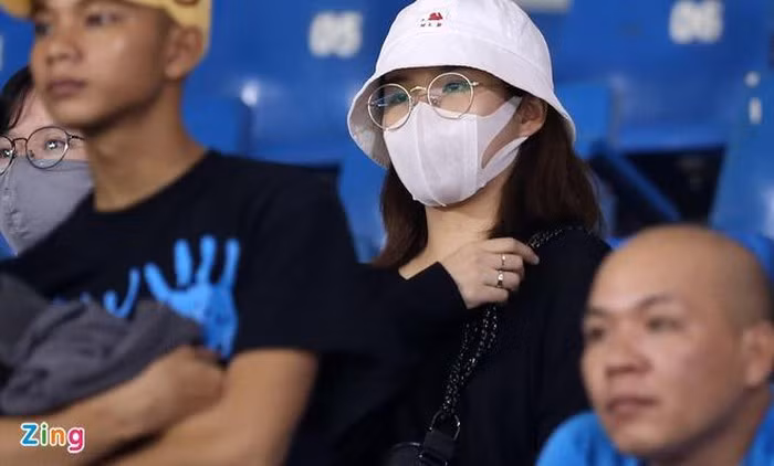 Hôm 17/6, Viên Minh đeo khẩu trang đến sân để cổ vũ Công Phượng trong trận đấu giữa CLB TP.HCM với Viettel tại vòng 5 V.League 2020. Đây cũng là trận đầu tiên của mùa giải này, cô gái sinh năm 1995 đến sân theo dõi chồng thi đấu. Hôn thê của Công Phượng được khen đẹp dịu dàng và giỏi giang khi tốt nghiệp thạc sĩ Quản trị kinh doanh của Đại học RMIT. Hiện cô làm việc cho công ty của gia đình tại TP.HCM. Trong khoảng 3 năm gặp gỡ và yêu nhau, nàng WAGs 25 tuổi luôn âm thầm ủng hộ hôn phu trong sự nghiệp, đồng thời giúp anh kết nối với người hâm mộ và điều hành công việc kinh doanh riêng. Ảnh: Y Kiện.