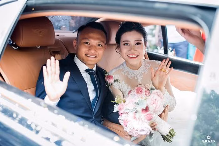 Trọng Hoàng là một trong những cầu thủ khá kín tiếng trong chuyện tình cảm. Bà xã của anh là Quỳnh Anh, công tác trong ngành công an. Cuối tháng 10/2018, hai người về chung một nhà sau 3 năm bên nhau. Thời điểm diễn ra đám cưới, đội tuyển Việt Nam tập huấn tại Hàn Quốc nên tiền vệ quê Nghệ An phải về nước sớm hơn kế hoạch để tổ chức đám cưới. Anh nhận được sự đồng ý của HLV Park Hang-seo và lời chúc mừng của nhiều người hâm mộ. Ảnh: Quỳnh Tháng Tám.