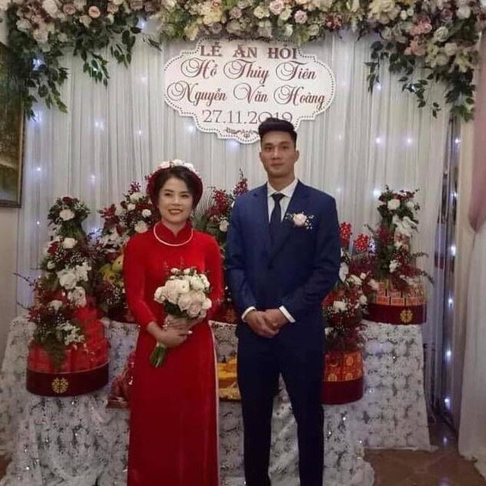 Đầu tháng 12 năm ngoái, thủ môn Nguyễn Văn Hoàng khiến người hâm mộ bất ngờ khi tổ chức lễ cưới cùng bà xã Hồ Thủy Tiên tại quê nhà Nghệ An. Trước đó, chuyện yêu đương của họ được giữ kín. Những hình ảnh trong ngày vui của cặp cầu thủ - WAGs này không được chia sẻ lên trang cá nhân mà do những người yêu mến đăng lên một số diễn đàn. Đến nay, ngay cả khi đã thành vợ chồng, Văn Hoàng và Thủy Tiên đều không công khai đăng ảnh hay nhắc về nhau trên mạng xã hội. Ảnh: Nghệ An.