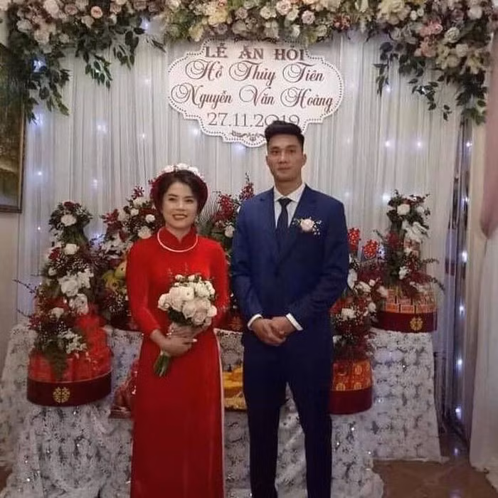 Đầu tháng 12 năm ngoái, thủ môn Nguyễn Văn Hoàng khiến người hâm mộ bất ngờ khi tổ chức lễ cưới cùng bà xã Hồ Thủy Tiên tại quê nhà Nghệ An. Trước đó, chuyện yêu đương của họ được giữ kín. Những hình ảnh trong ngày vui của cặp cầu thủ - WAGs này không được chia sẻ lên trang cá nhân mà do những người yêu mến đăng lên một số diễn đàn. Đến nay, ngay cả khi đã thành vợ chồng, Văn Hoàng và Thủy Tiên đều không công khai đăng ảnh hay nhắc về nhau trên mạng xã hội. Ảnh: Nghệ An.