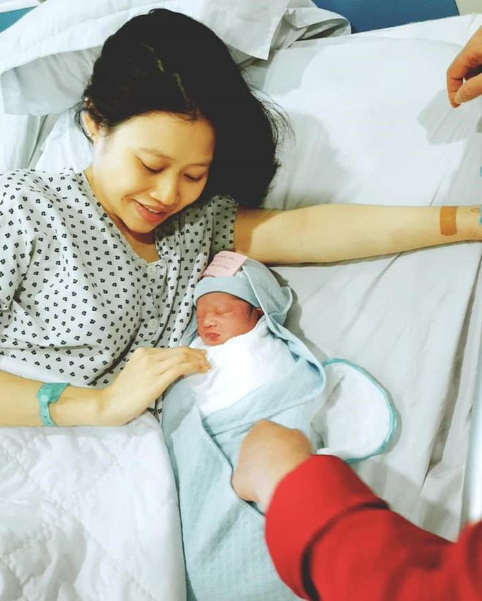 Ngày 9/3 vừa qua, Trọng Hoàng thông báo vợ sinh con đầu lòng qua bài đăng trên trang cá nhân. Anh nhận được nhiều lời chúc mừng từ đồng đội và người hâm mộ. Trong vài lần chia sẻ, vợ Trọng Hoàng cho hay cô cảm thấy học hỏi được nhiều điều từ chồng, anh luôn lắng nghe, dành nhiều lời khen cho bà xã. Ngoài ra, nhờ bình tĩnh, thấu hiểu, cả hai chưa từng to tiếng với nhau. Ảnh: Trọng Hoàng.