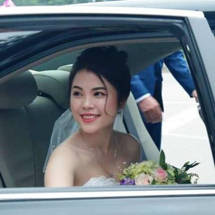 Tối 18/6, Hồ Thủy Tiên có mặt ở sân Hàng Đẫy để cổ vũ chồng thi đấu. Trong hình ảnh được phóng viên Zing ghi lại, nàng WAGs được nhận xét có gương mặt tươi tắn dù chỉ diện đồ đơn giản, không makeup cầu kỳ. Kể từ khi kết hôn với thủ thành SLNA, đây là lần hiếm hoi Thủy Tiên xuất hiện trên truyền thông. Bà xã Văn Hoàng sinh năm 1994, tốt nghiệp Học viện Báo chí và Tuyên truyền. Cô hiện làm việc trong ngành báo chí tại Hà Nội. Ảnh: Việt Hùng.