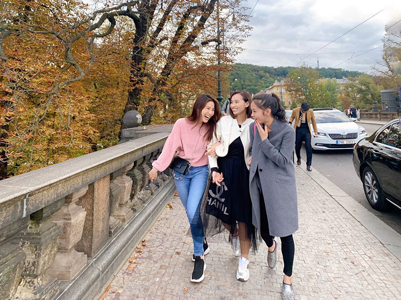 Lã Thanh Huyền và Diễm My có nhiều khoảnh khắc vui vẻ bên nhau ở hậu trường phim.