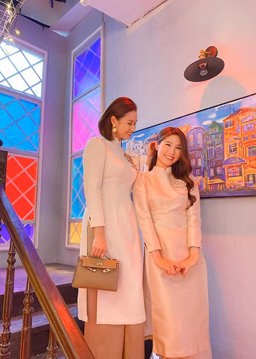 "Tôi nói thiệt. Tôi yêu bà chị này lắm. Yêu thực sự đó. Cám ơn cuộc đời đã mang tỷ đến bên em. Ở bên tỷ tâm lý luôn được giải tỏa. Tỷ có góp ý cũng thấy không bị tổn thương mà chỉ thấy buồn cười và thêm vui. Nói chung tỷ hội tụ đủ những yếu tố làm thiên sứ thực hiện sứ mệnh giải cứu và chữa lành, làm cho các em tỷ được tốt hơn", Diễm My viết.