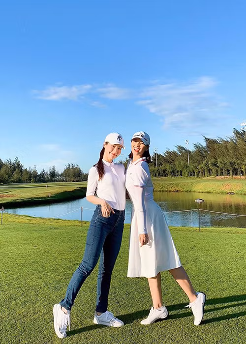 Trong phim, Lã Thanh Huyền vào vai Tuệ Lâm - cô gái luôn tìm cách để giành lấy trái tim của Minh còn Diễm My đóng vai Linh - cô gái cũng có cảm tình với Minh.