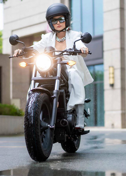 H''hen Niê cố gắng hết mình cho vai diễn đầu tiên. Cô thậm chí tậu chiếc xe mô tô phân khối lớn để tự luyện lái, phục vụ cho vai diễn.