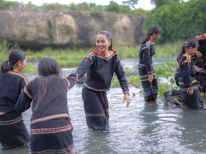 Ở đời thường, chân dài sinh năm 1992 luôn giản dị, hòa đồng.
