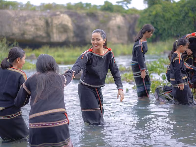 Ở đời thường, chân dài sinh năm 1992 luôn giản dị, hòa đồng.