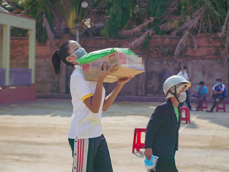 Ngoài làm mới bản thân, H'hen Niê giữ được độ hot còn nhờ tiếp tục xây dựng hình ảnh gần gũi, thân thiện.