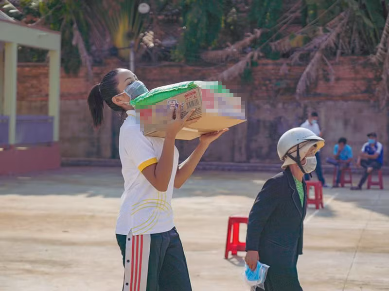 Ngoài làm mới bản thân, H'hen Niê giữ được độ hot còn nhờ tiếp tục xây dựng hình ảnh gần gũi, thân thiện.